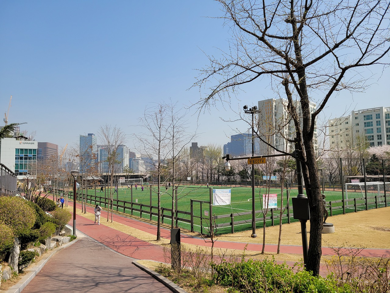冰球与城市